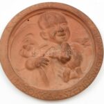 Nagy Árpád (1894-1959): 'A cserkész másokkal szemben gyengéd', kerámia plakett, jelzett, d: 12 cm