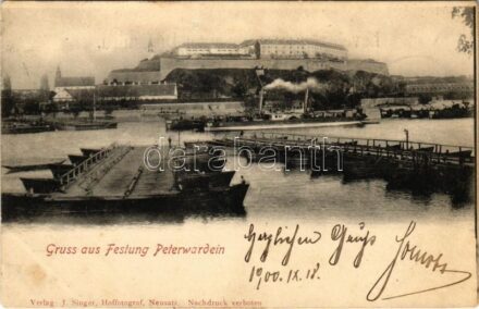 1900 Újvidék, Novi Sad; Pétervárad vár, nyitott hajóhíd elhaladó gőzhajóval. Verlag J. Singer Hoffotograf / Grad Petrovaradin / Festung Peterwardein / castle, opened pontoon bridge, steamship (fl)