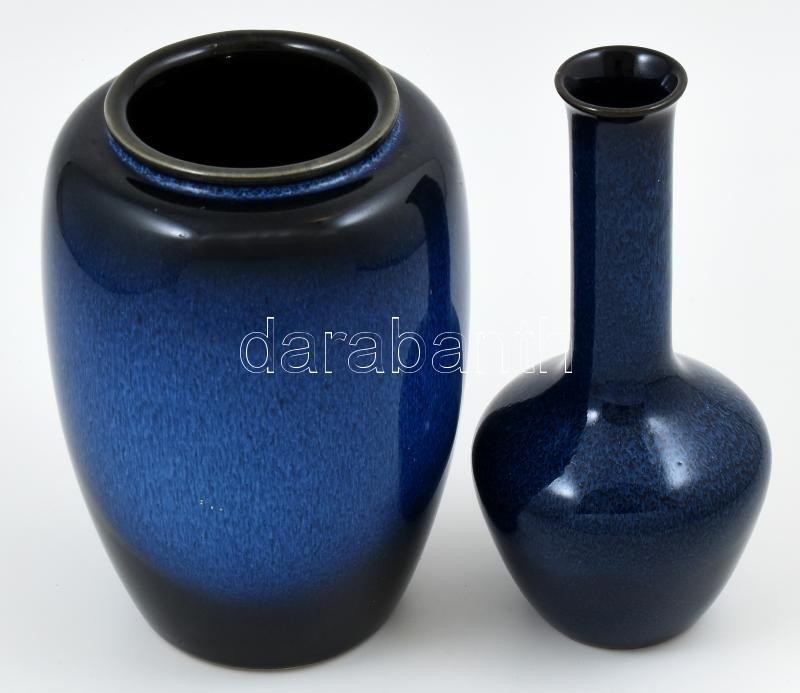 2 db sötétkék mázas retró kerámia váza. Jelzett, az egyiken apró lepattanás, m: 22-23 cm