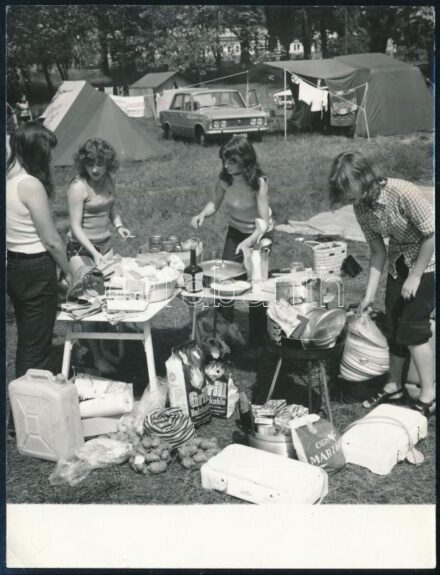 1973 NSZK turistalányok a Római Fürdő kempingjében, Fényes Tamás publikált fotója, felületén publikálás miatti hajtásnyom, 12×9 cm