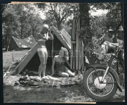 1961 A mátrai Sástó Kemping megnyitása utána, Bojár Sándor fotója, hátoldalt részletes ismertető ragasztva a fotóra, pecsételt, jó állapotban, 7×9 cm