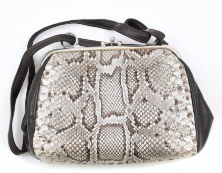 Kígyóbőr-bőr női táska, bőr szíjjal, fém csattal, jó állapotban, kb. 24x16x7 cm.