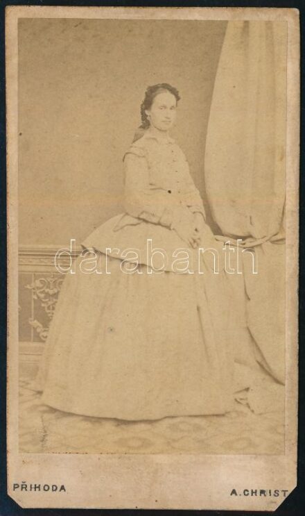 cca 1858 Úrihölgy fotója, keményhátú portré Prihoda és Christ Anna pesti, Vas utca 1. számú műterméből, karton két sarka levágva, ritka, 10,5×6 cm