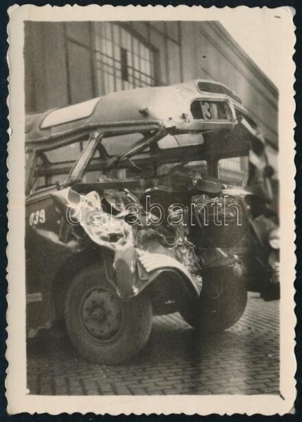 1955 Balesetben szétzúzott Ikarus-busz, 3-as járat fotója, hátoldalon dátumozva, 9×6 cm