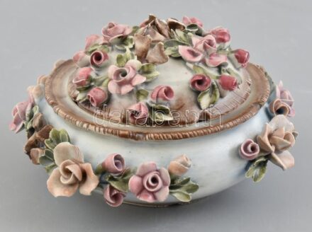 Capodimonte bonbonier plasztikus rózsákkal. Kézzel festett, jelzett, minimális lepattanásokkal, d: 11 cm