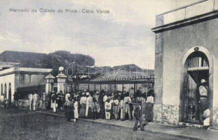 Cabo Verde, Cape Verde; Mercado da Cidade da Praia / city market in Praia (vágott / cut)