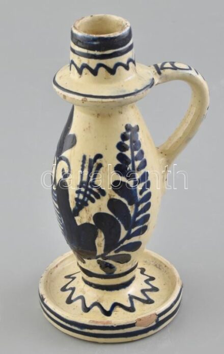 Régi korondi sétáló gyertyatartó, mázas kerámia, lepattanásokkal, m: 18,5 cm