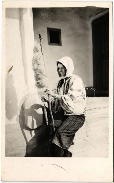 1943 Gyimes, Ghimes; Csángó fonó asszony (Csík m.), folklór. Andory Aladics Zoltán mérnök felvétele / Ceangai folklore, spinning woman