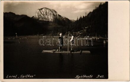 Gyilkos-tó, Ghilcos, Lacul Rosu; tutajos pár. Szász István felvétele, Vákár Fivérek kiadása / couple on raft, folklore