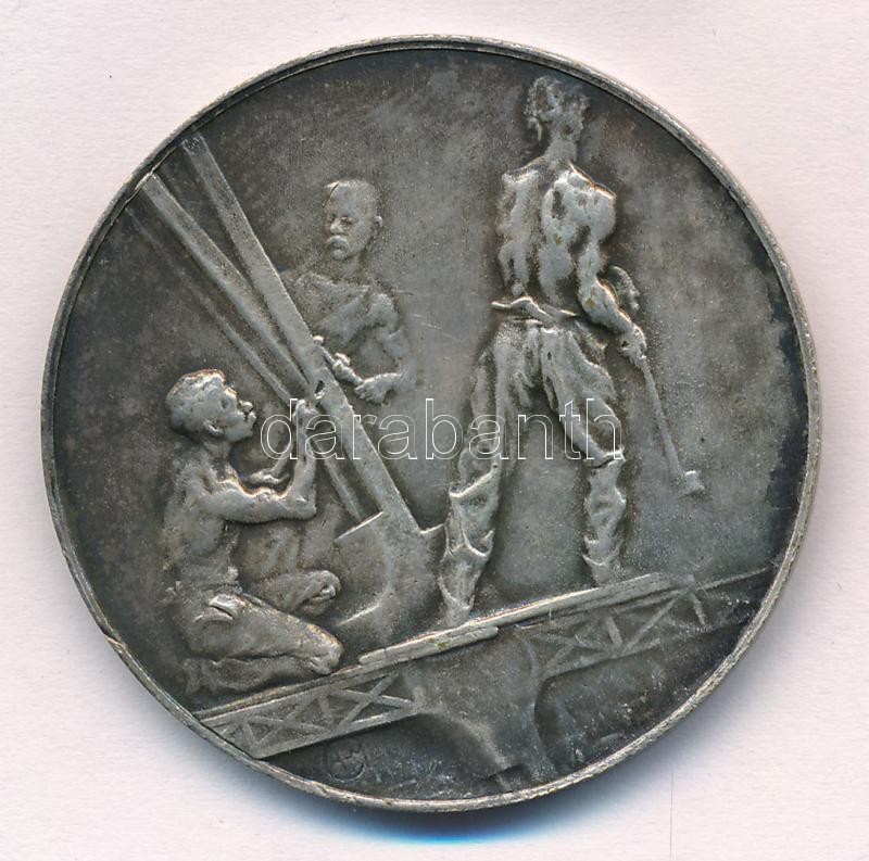 Franciaország 1900. 'SOMMET DE LA TOUR EIFFEL - SOUVENIR DE L'ASCENSION' kétoldalas ezüstözött Br emlékérem a Világkiállítás és az Eiffel-torony építésének emlékére, peremén 'BRONZE' fémjel. Szign.: Alexandre Charpentier (41mm) - Image 2