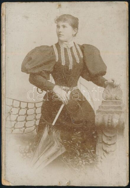 cca 1890 Fiatalasszony (Vass Ekatarina) portréja, keményhátú fotó Krauss és Klapok temesvári műterméből, kabinetfotó, hátoldalán feliratozva, 16x11 cm