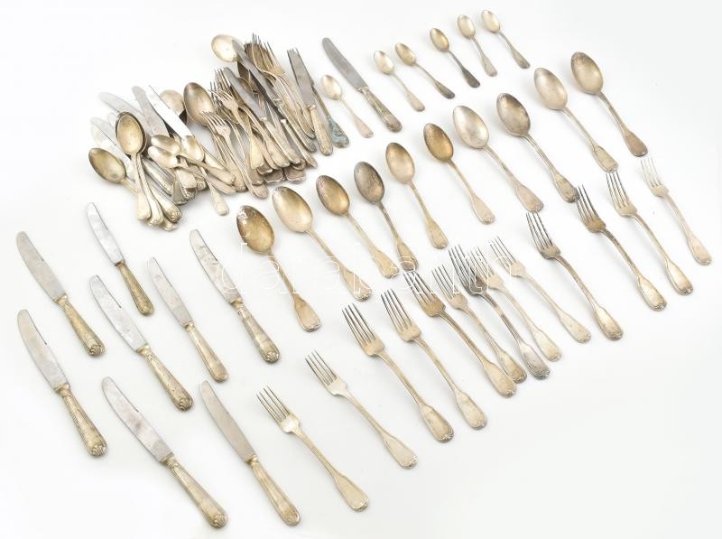 77 db-os ezüstözött evőeszköz készlet: 1 db szervírozó kanál, 1 db szervírozó villa, 11 db normál kanál, 11 db közepes kanál, 9 db teás kanál, 12 db normál villa, 12 db közepes villa, 10 db normál kés, 10 db közepes kés, nem