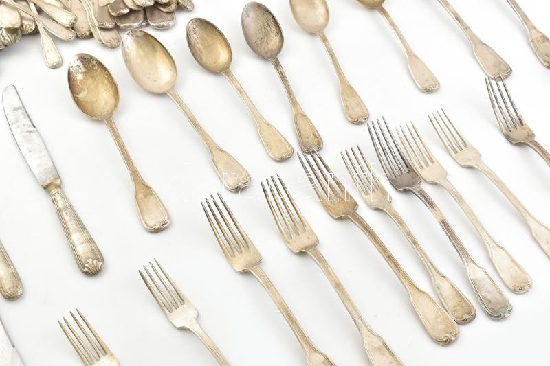 77 db-os ezüstözött evőeszköz készlet: 1 db szervírozó kanál, 1 db szervírozó villa, 11 db normál kanál, 11 db közepes kanál, 9 db teás kanál, 12 db normál villa, 12 db közepes villa, 10 db normál kés, 10 db közepes kés, nem - Image 2