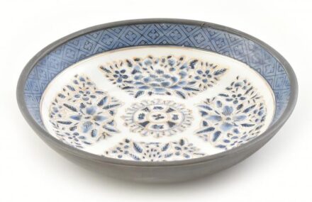 Japán-hong kongi porcelán tál, ón és üveg burokkal. Kézzel festett, jelzett, apró kopásnyomokkal, alján az üvegen repedésekkel, d: 19,5 cm