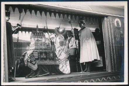 1938 A Szent Jobb az Aranyvonaton Szent István halálának 900. évfordulóján, mellette Mészáros János kanonok, a Szent Jobb őre, Szendrő István (1908-2000) fotóművész felvétele, hátoldalán pecséttel jelzett (Keleti Sajtóiroda),