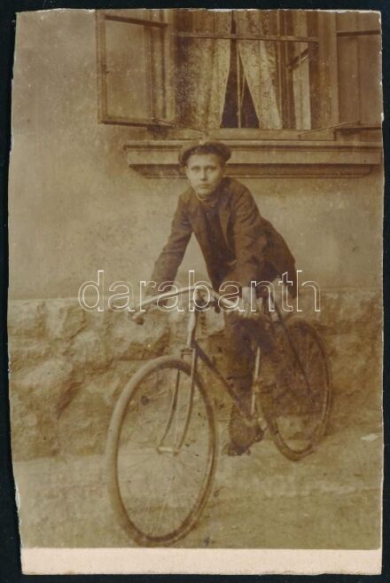 cca 1910-1920 Fiú kerékpáron, kartonra kasírozott fotó, körbevágva, 10x7 cm