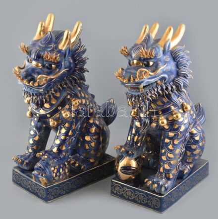 2 db nagy méretű kínai kapu őrző porcelán sárkány figura. Jelzés nélkül, kézzel festett, kis sérülésekkel. 52 cm