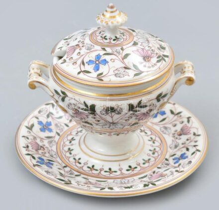 Mártásos edény. Porcelán, jelzés nélkül, kézzel festett, kis kopással. d: 14 cm, m: 11 cm