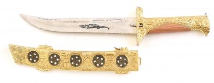 Keleti mintás tőr, hiányzó nyitó gombbal fémmel borított markolat, fém hüvely 37 cm