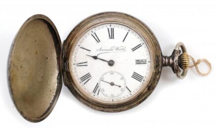 Armada watch niellós ezüst tokos zsebóra angyalos magyar címerrel hátoldalan ugrató lovat ábrázol. Jelzés nélkül, kopott. Nem működik. d: 50 mm