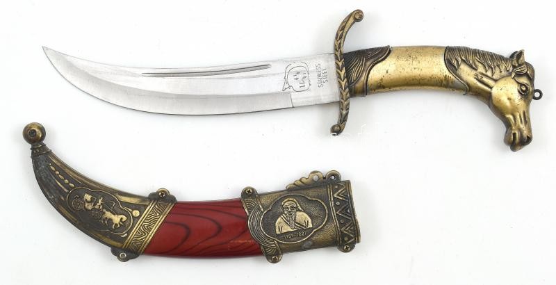 Fantázia dísztőr fém lófejes markolattal. Markolat lejár. 32 cm