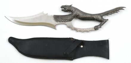 Griffmadaras fantázia tőr nagy méretű. Egy fémből 47 cm. Tokkal