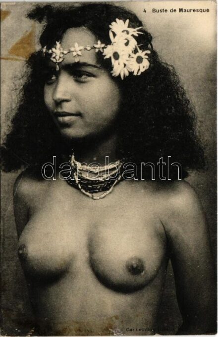 Buste de Mauresque / half-naked Moor woman (glue mark)