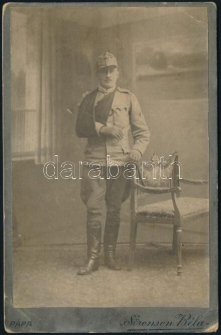 cca 1916 I. világháborúban megsérült, felkötött kezű katona kabinetfotó. 11x17 cm Sörensen Béla Pápa