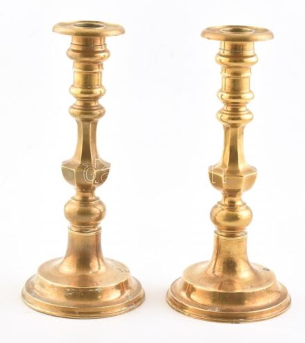 2 db réz gyertyatartó, kopásnyomokkal, m: 23 cm