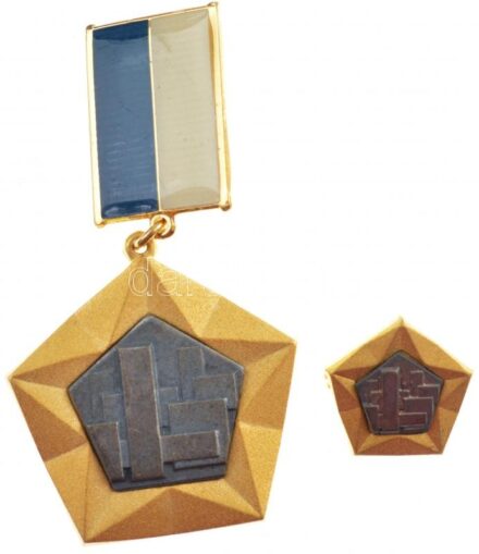 ~1970. 'Az Építőipar Kiváló Dolgozója' aranyozott, festett kitüntetés miniatűrrel, viselői igazolvánnyal, dísztokban T:1