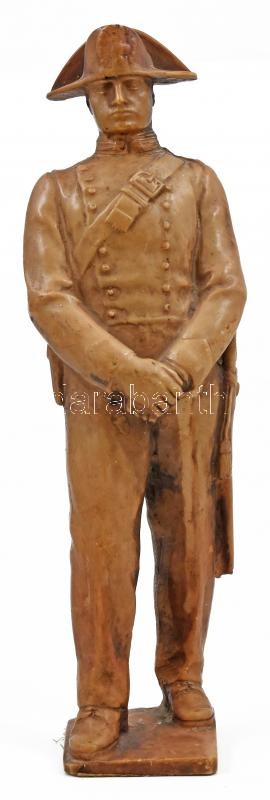 cca 1940 Olasz katona szobra, műgyanta őrlemény, sérült talapzattal, foltos, m: 34 cm