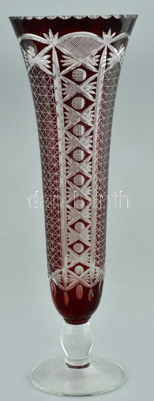 Bordó kristály váza, gazdag csiszolással. Kopásnyomokkal. Jelzett. m: 28 cm
