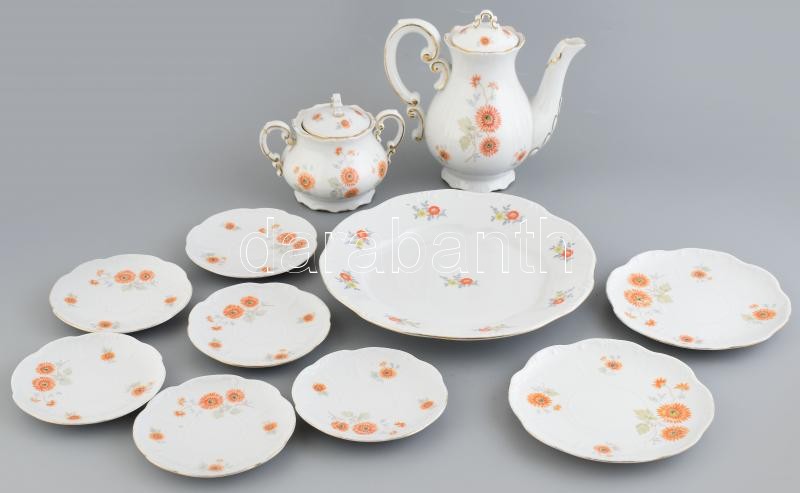 Zsolnay vegyes tétel, 6db csészealj, 1 db nagy tányér, 2db süteményes tányér, 1db cukortartó fedele ragasztott, 1db teáskanna, kopásokkal, apró lepattanással.