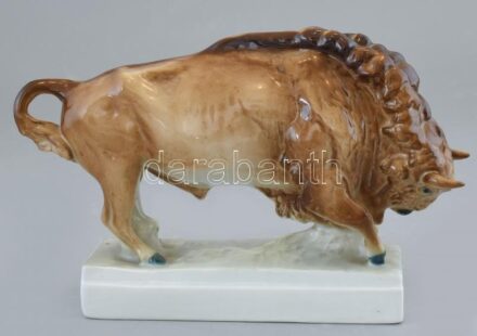 Zsolnay bölény, kézzel festett, hibátlan, jelzett, m: 14,5 cm, h: 16 cm Tervező: Sinkó András