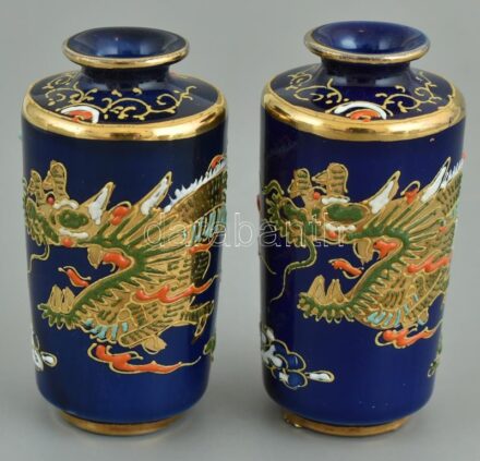 2 db kis méretű kínai díszváza sárkányos díszítéssel. Kézzel festett, jelzett, kis lepattanással, gyári hibákkal, kopásnyomokkal, m: 8,5 cm