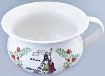 Szent Flóriánt a tűzoltók védőszentjét ábrázoló porcelán bili / kübli. Kézzel festett, jelzés nélkül, lepattanássokkal d: 22 cm, m: 14 cm