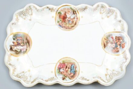 Antikizáló jelenetes porcelán tálca, matricás, jelzés nélkül, lepattanással, kopott, 27x40 cm