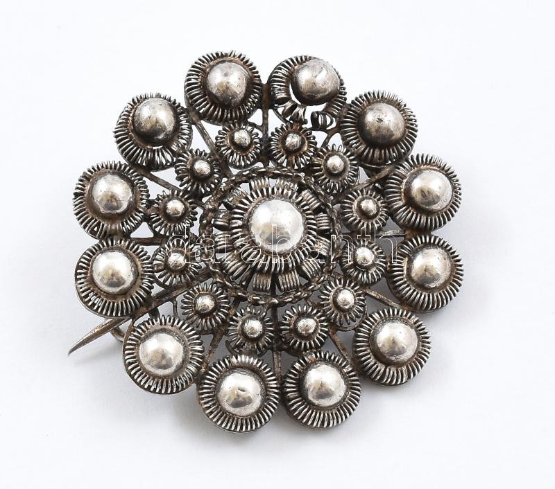 Ezüst(Ag) filigrán bross, jelzett, d: 3,5 cm, nettó: 6,9 g