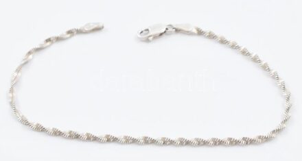 Ezüst(Ag) csavart karkötő, jelzett, h: 19,5 cm, nettó: 2,4 g