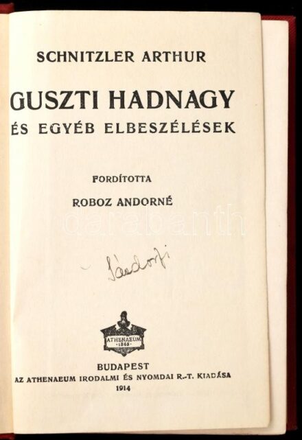 Schnitzler Arthur: Guszti hadnagy és egyéb elbeszélések. Ford.: Roboz Adnorné. Bp., 1914, Athenaeum. Aranyozott gerincű egészvászon-kötésben, a hátsó borítón kisebb folttal.