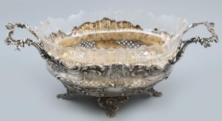 Ezüst (Ag) kínáló, asztalközép, jelzett, mesterjegyes, üvegbetéttel, üvegbetéten kisebb sérülésekkel, fém lábakkal, 36x20x14 cm, nettó: 637 g