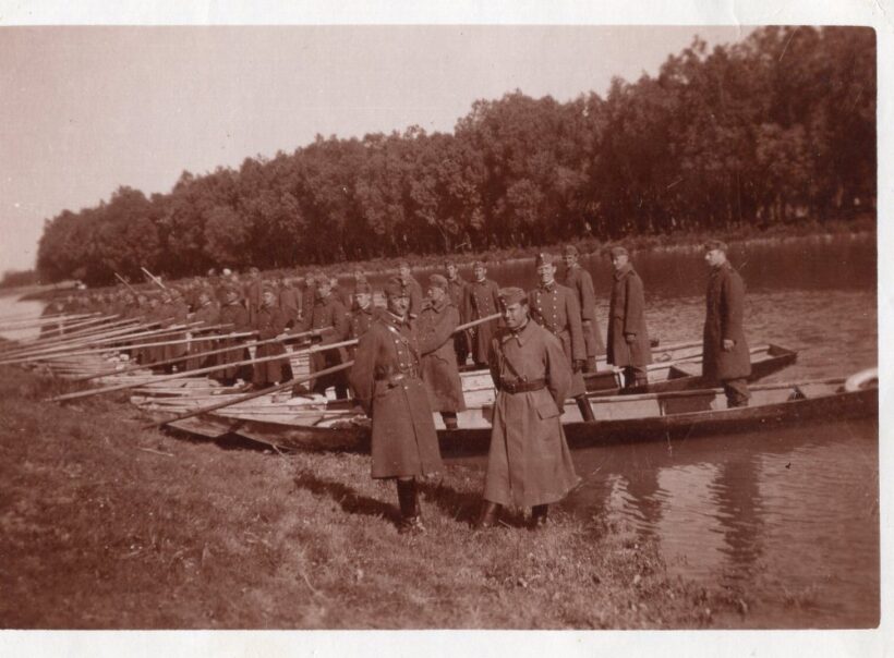 1930 körüli gyakorlatozó magyar katonák.