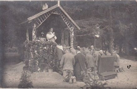 55-505 cca 1915 Katonai istentiszteletett ábrázolló fotólap
