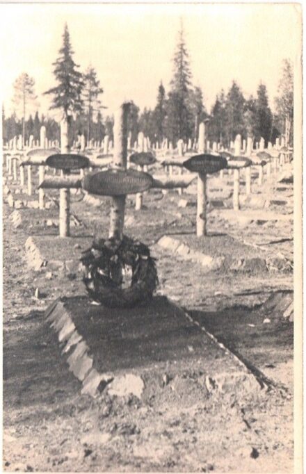 55-555 cca 1915 Katonai sírokat ábrázoló fotólap