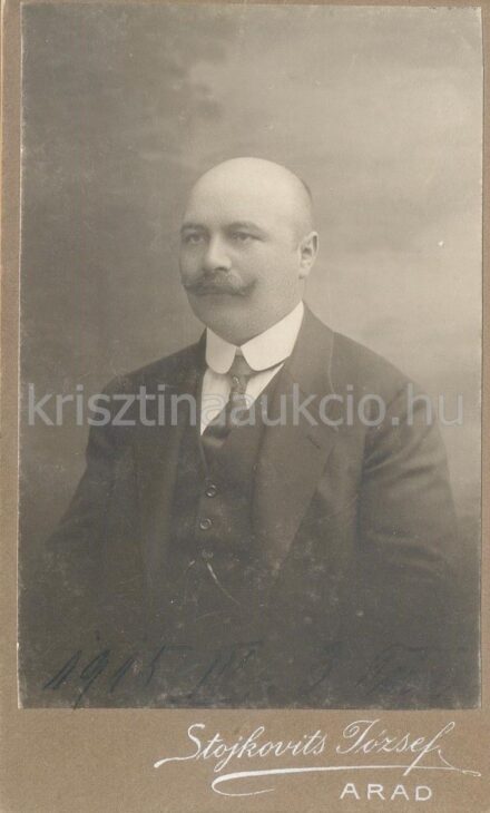55-557 1915. Férfi portré keményhátú fotón, Stojkovits József fotóműhelyéből. Arad
