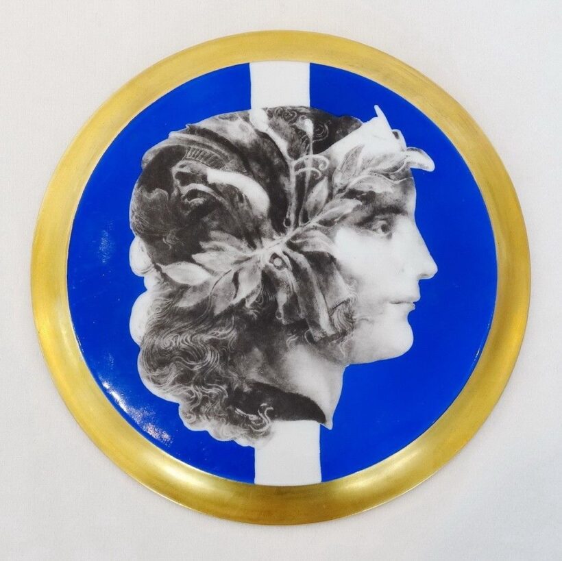 Szász Endre, Hollóháza: Lányportré porcelánon, 24 k aranyozás, ajánlás 1982-bõl