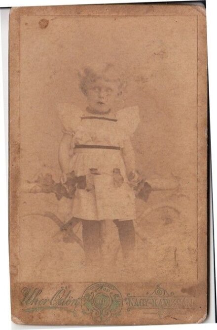 56-1058 cca 1870-1900 Műtermi portréfotó egy kisgyermekről Uher Ödön Keszthely műterméből, 12x8 cm