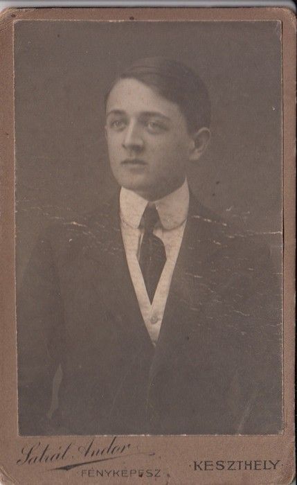 56-1065 Műtermi portréfotó Satrál Andor Keszthely műterméből, 12x8 cm