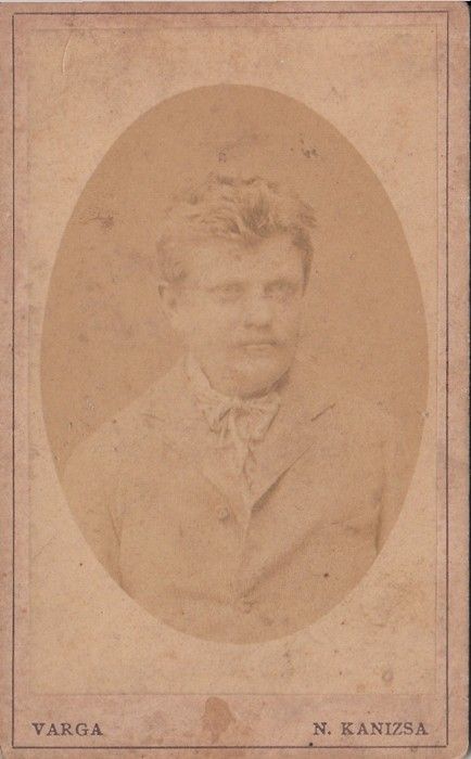 56-1064 cca 1880-1900 Műtermi portréfotó egy férfiről varga és testvére műterméből, 12x8 cm