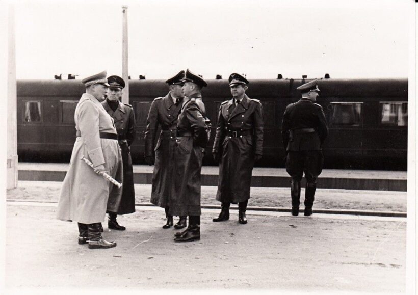 56-84 cca 1940. Herman Göring (1893-1946) birodalmi marsal, Hitler helyettese, a német légierő parancsnoka, Porosz miniszterelnök tábornokai között. Hátulján Eitel Lange házi fényképészének pecsétjével! 18x